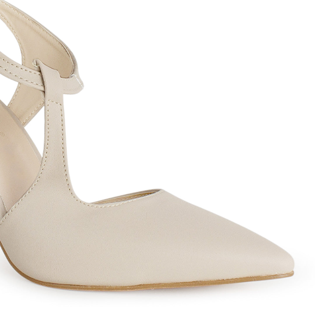detalle del material sintético en zapatillas beige para dama destalonadas con correa ajustable y tacón medio 11 cm