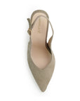 Vista superior de zapatilla café para mujer con punta fina cerrada y de diseño destalonado