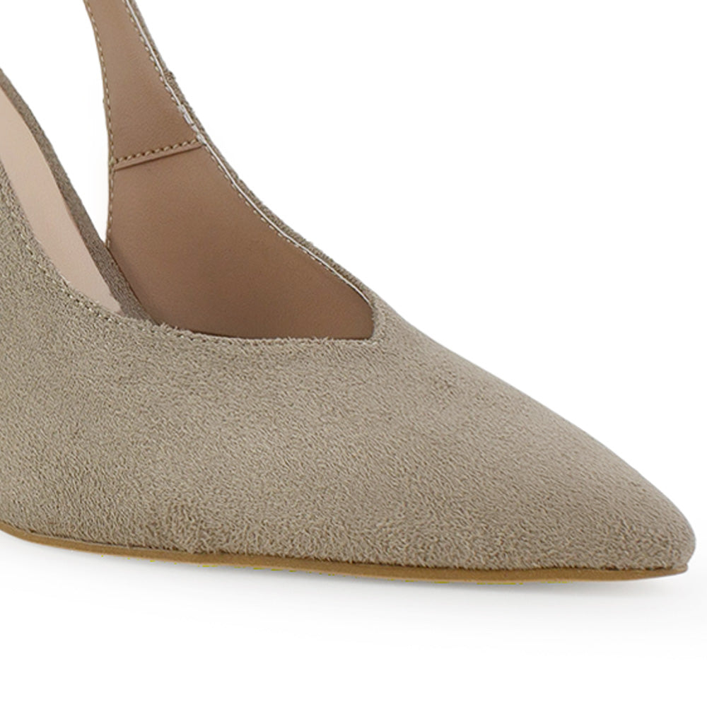 Detalle del material sintético en zapatilla café para mujer con punta fina cerrada de diseño destalonado y tacón alto 11cm