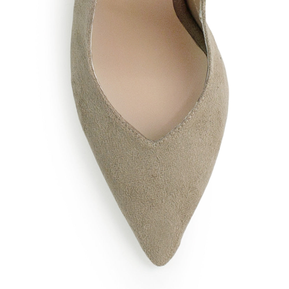 Vista del detalle en punta fina de la zapatilla café para mujer con diseño destalonado y tacón alto 11cm