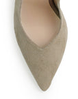 Vista del detalle en punta fina de la zapatilla café para mujer con diseño destalonado y tacón alto 11cm