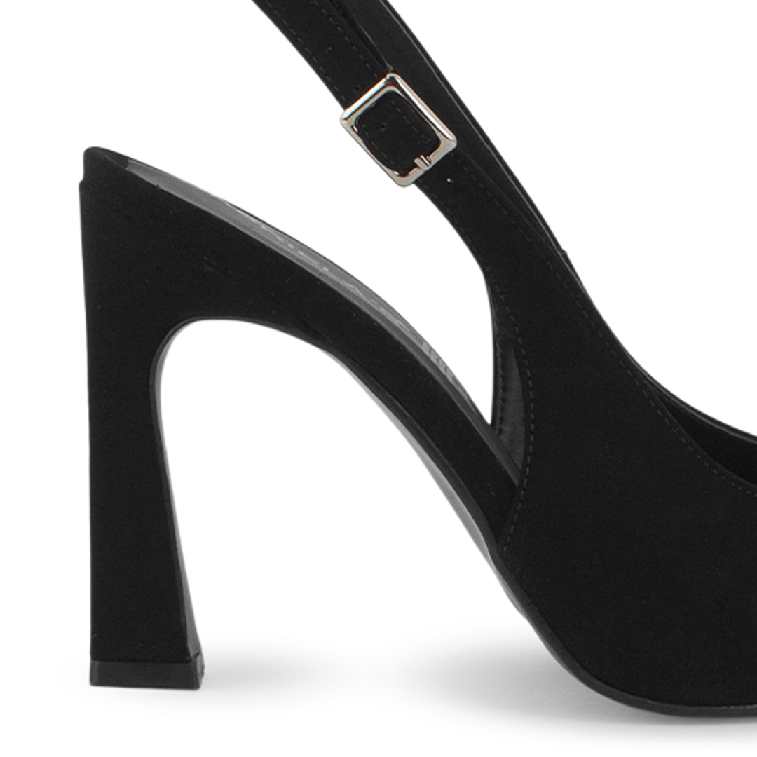 Vista trasera de tacón alto de 11cm en zapatilla negra para mujer con punta fina cerrada y diseño destalonado 