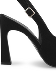Vista trasera de tacón alto de 11cm en zapatilla negra para mujer con punta fina cerrada y diseño destalonado 