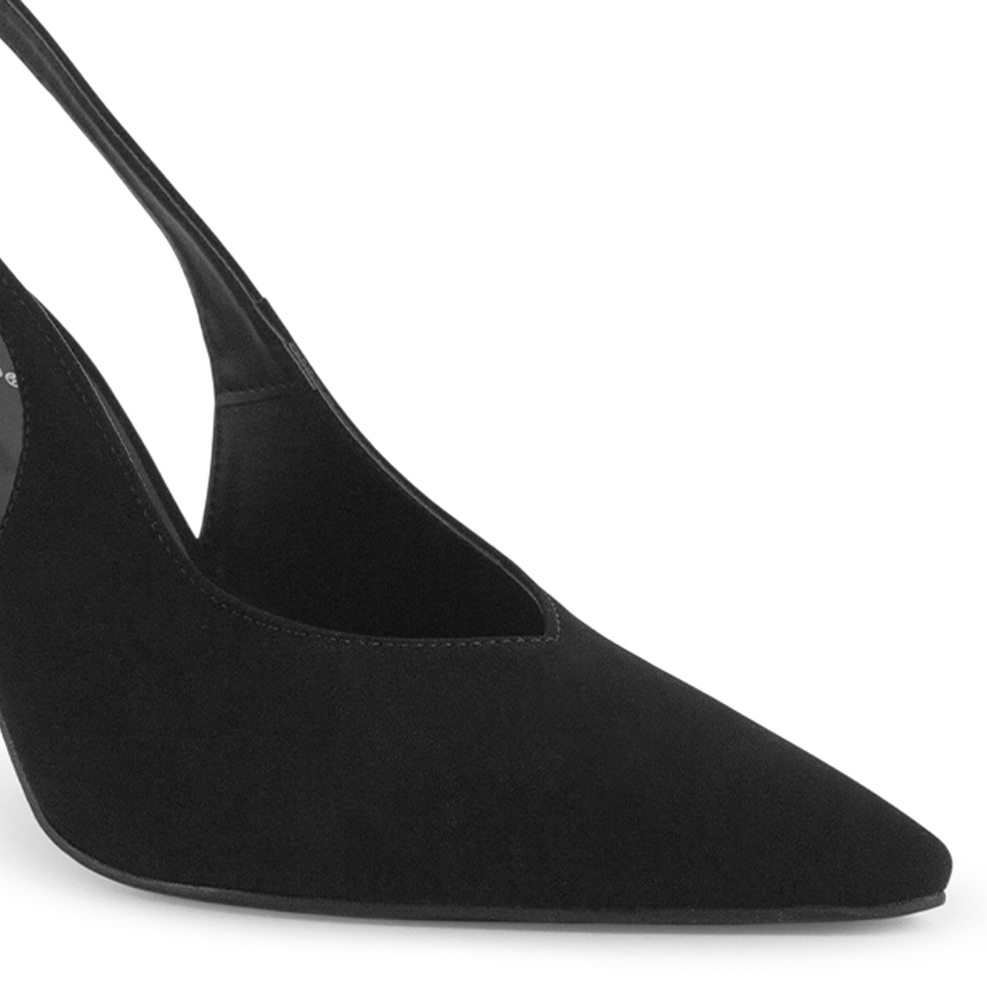 Detalle del material sintético en zapatilla negra para mujer con punta fina cerrada de diseño destalonado y tacón alto 11cm