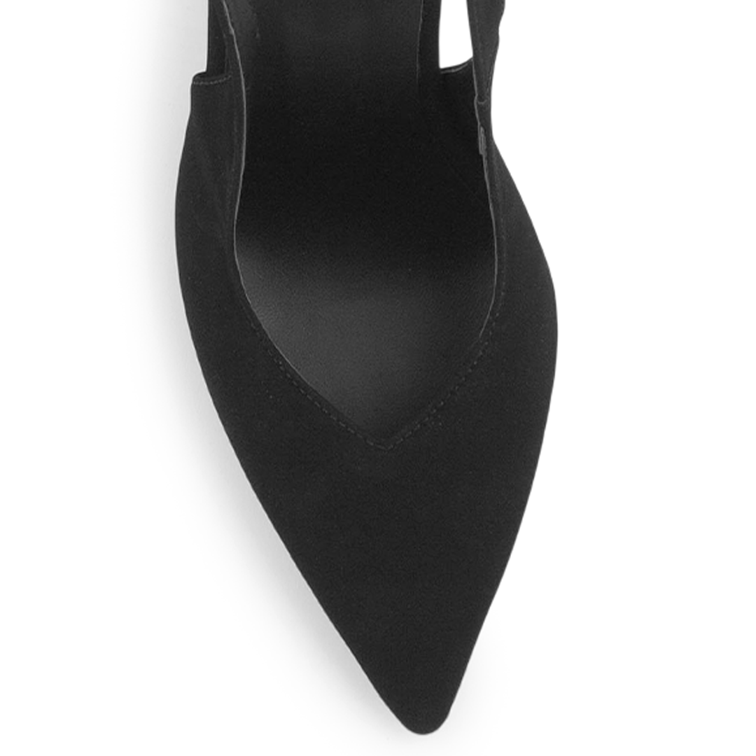 Vista del detalle en punta fina de la zapatilla negra para mujer con diseño destalonado y tacón alto 11cm