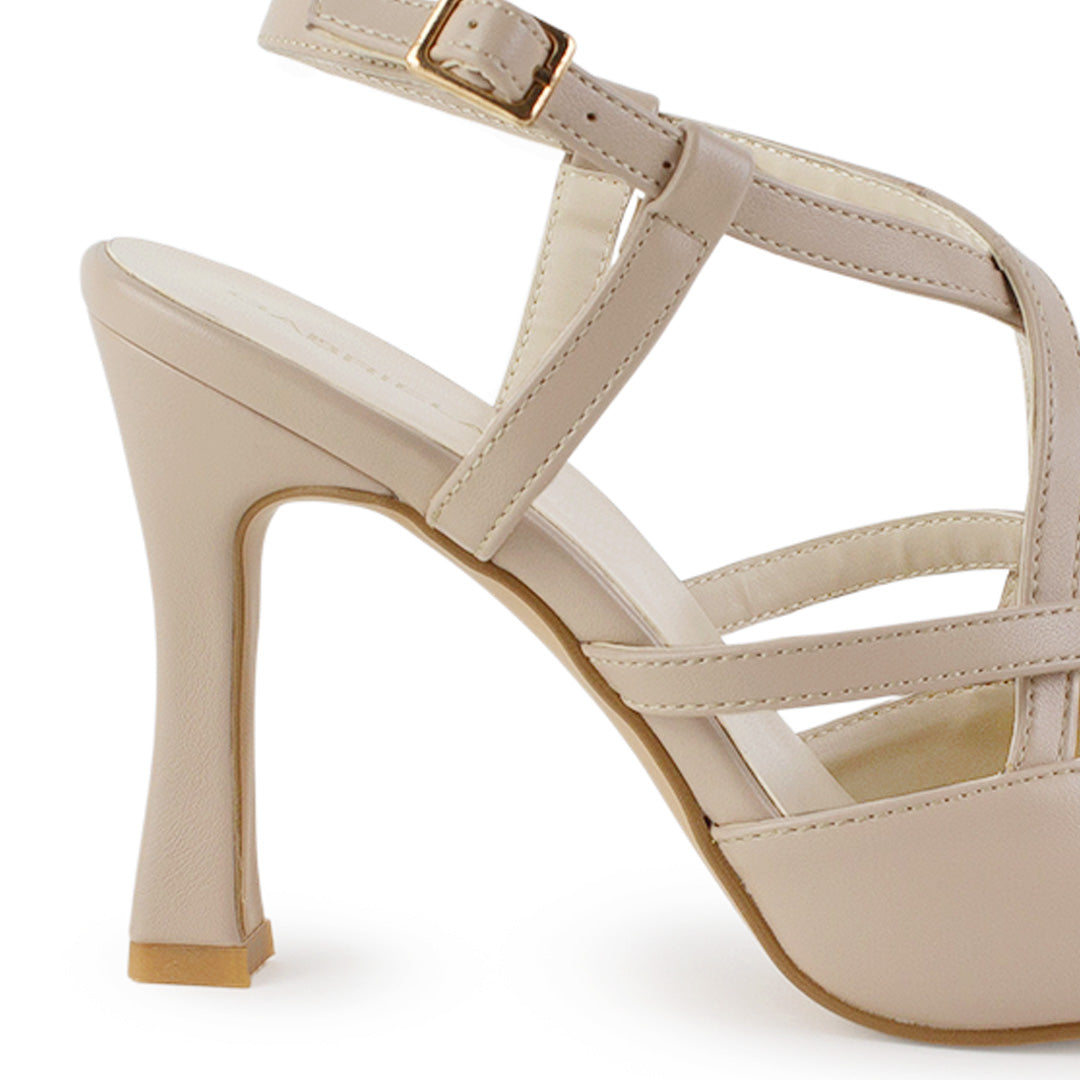 Vista trasera de tacón medio de 10cm en zapatilla para mujer con pulsera ajustable punta cerrada fina y tiras cruzadas en color nude