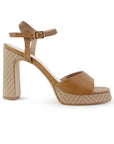 Vista lateral de zapatilla cafe de diseño descubierto para mujer con pulsera ajustable al tobillo y tacón alto de 11cm