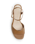 Vista superior de zapatilla cafe con banda y plataforma al frente para mujer con pulsera ajustable al tobillo 