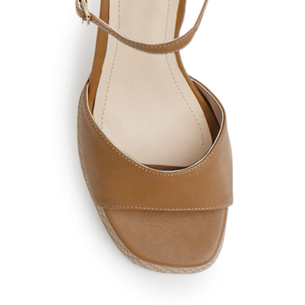 Vista de material sintético en zapatilla cafe de plataforma para mujer con pulsera al tobillo y tacón de bloque alto de 11cm
