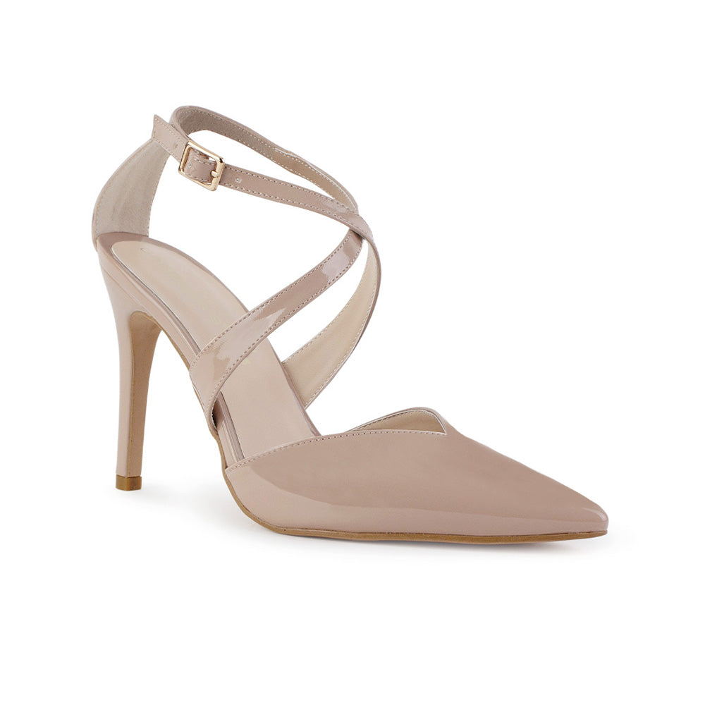 Vista diagonal de zapatilla nude para mujer con correas cruzadas ajustables con hebilla metálica, tipo stiletto, punta fina y tacón delgado de 10cm