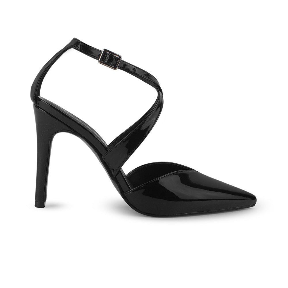 Vista lateral de zapatilla negra tipo stiletto para mujer con tacón delgado de 10cm punta fina cerrada y correas cruzadas