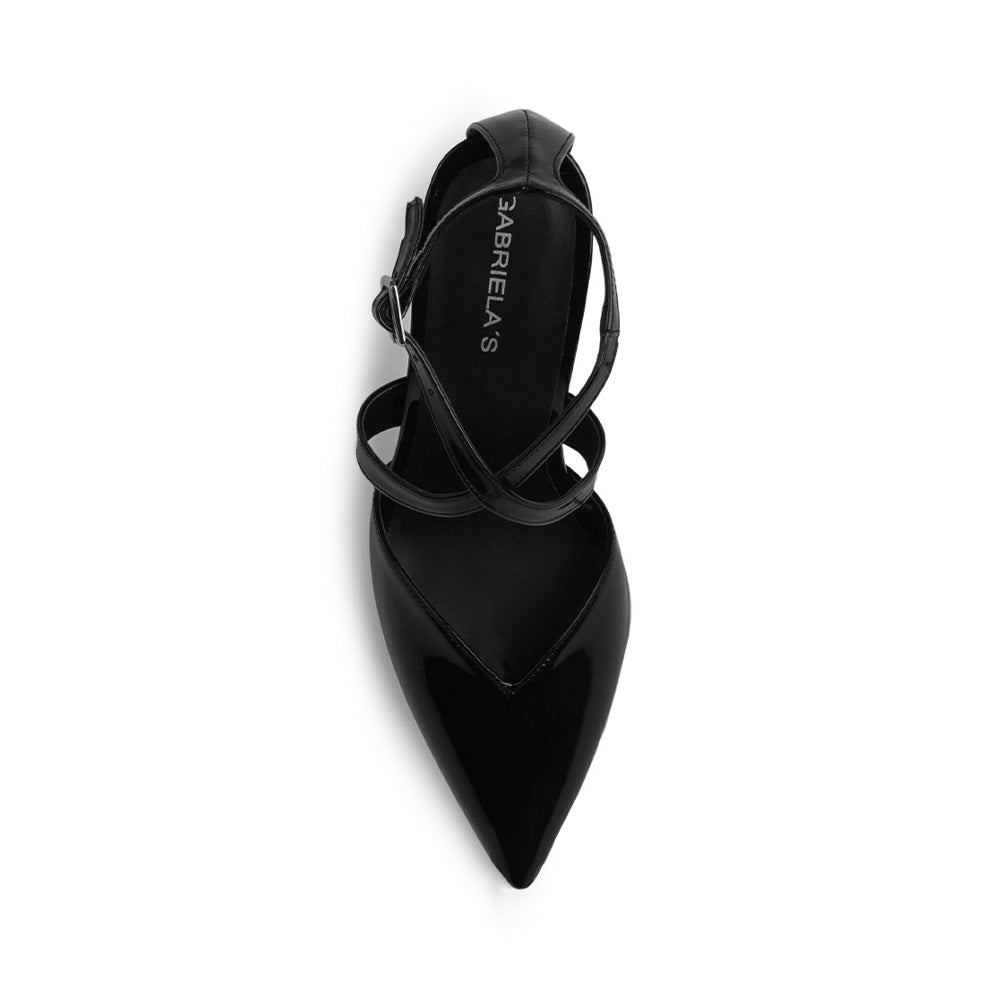 Vista superior de zapatilla negra para mujer tipo stiletto con punta fina cerrada y correas cruzadas