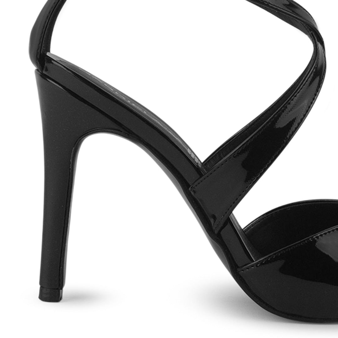Vista trasera de tacón delgado medio de 10cm en zapatilla negra para mujer con correas cruzadas tipo stiletto y punta fina cerrada 