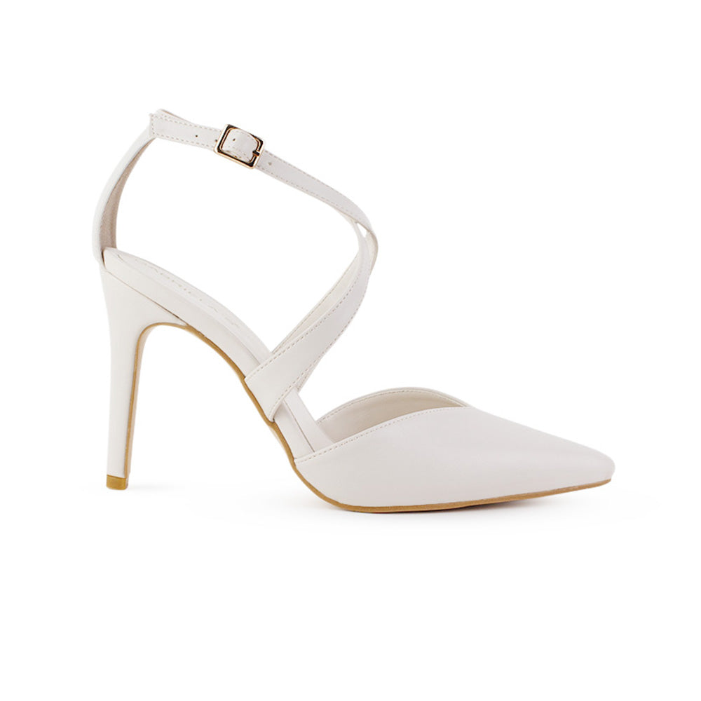 Vista lateral de zapatilla beige tipo stiletto para mujer con tacón delgado de 10cm punta fina cerrada y correas cruzadas