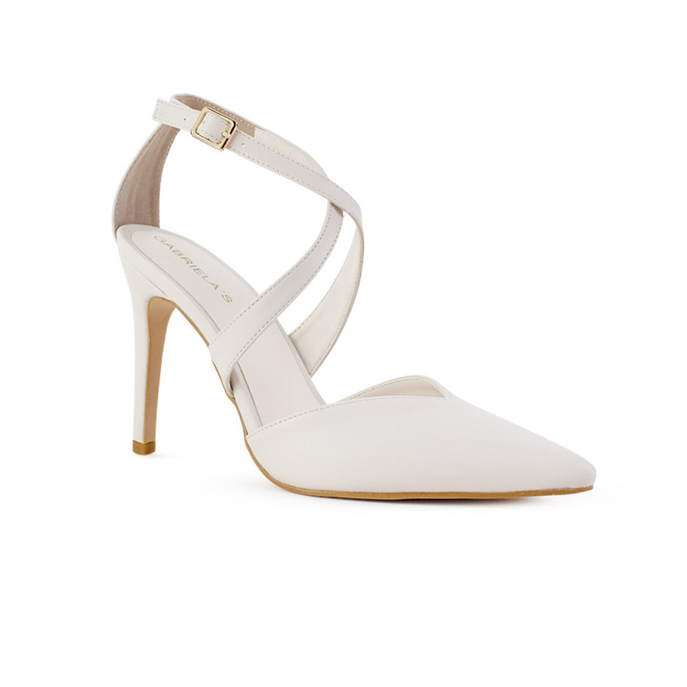 Vista diagonal de zapatilla beige para mujer con correas cruzadas ajustables con hebilla metálica, tipo stiletto, punta fina y tacón delgado de 10cm