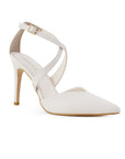 Vista diagonal de zapatilla beige para mujer con correas cruzadas ajustables con hebilla metálica, tipo stiletto, punta fina y tacón delgado de 10cm