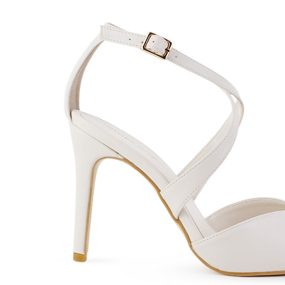 Vista trasera de tacón delgado medio de 10cm en zapatilla beige para mujer con correas cruzadas tipo stiletto y punta fina cerrada 
