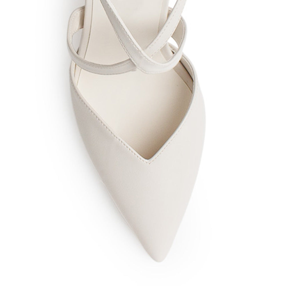 Vista de material sintético en zapatilla tipo stiletto para mujer con punta cerrada, correas cruzadas ajustables y tacón delgado de 10cm en color beige