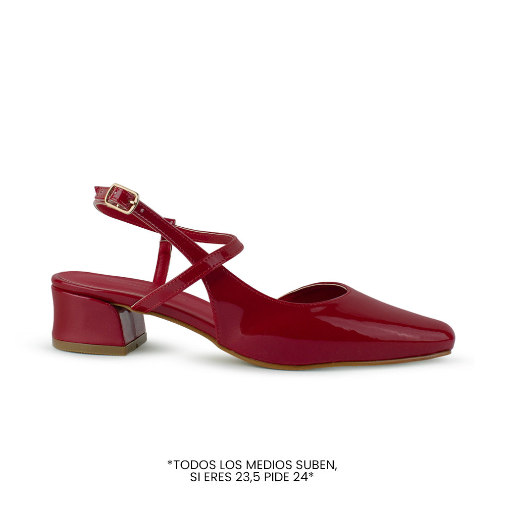 Vista lateral de zapatilla roja destalonada para mujer con punta cerrada pulsera ajustable y tacón bajo de 4cm
