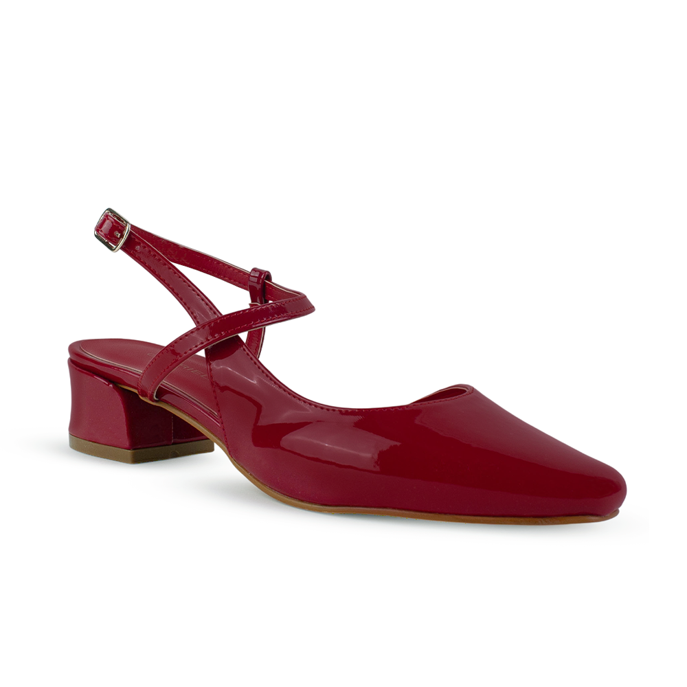 Vista diagonal de zapatilla roja destalonada para mujer con tacón bajo de 4m y punta cerrada 
