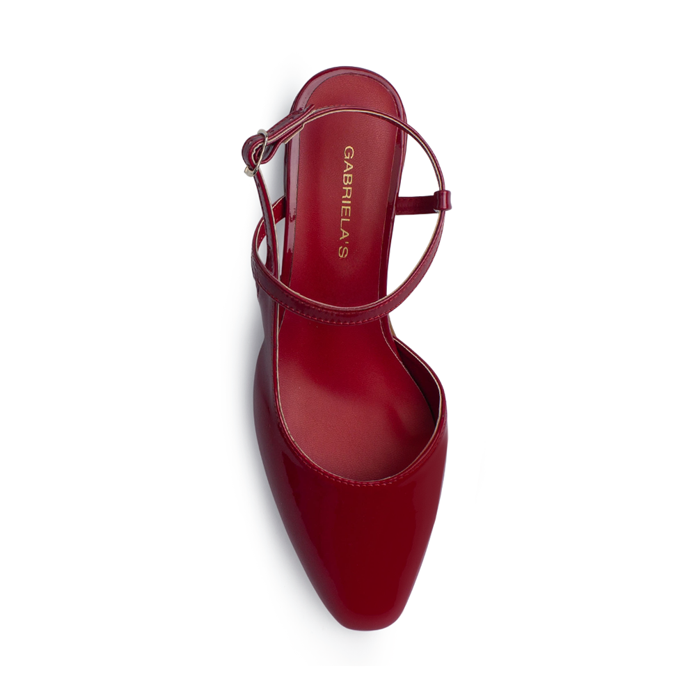 Vista superior de zapatilla roja destalonada para mujer con punta cerrada y pulsera ajustable 
