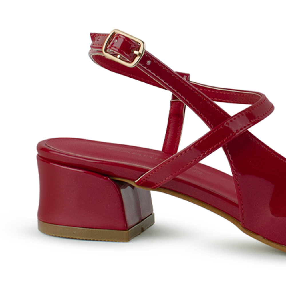 Vista trasera de tacón bajo cuadrado de 4cm en zapatilla roja destalonada para mujer con pulsera ajustable 