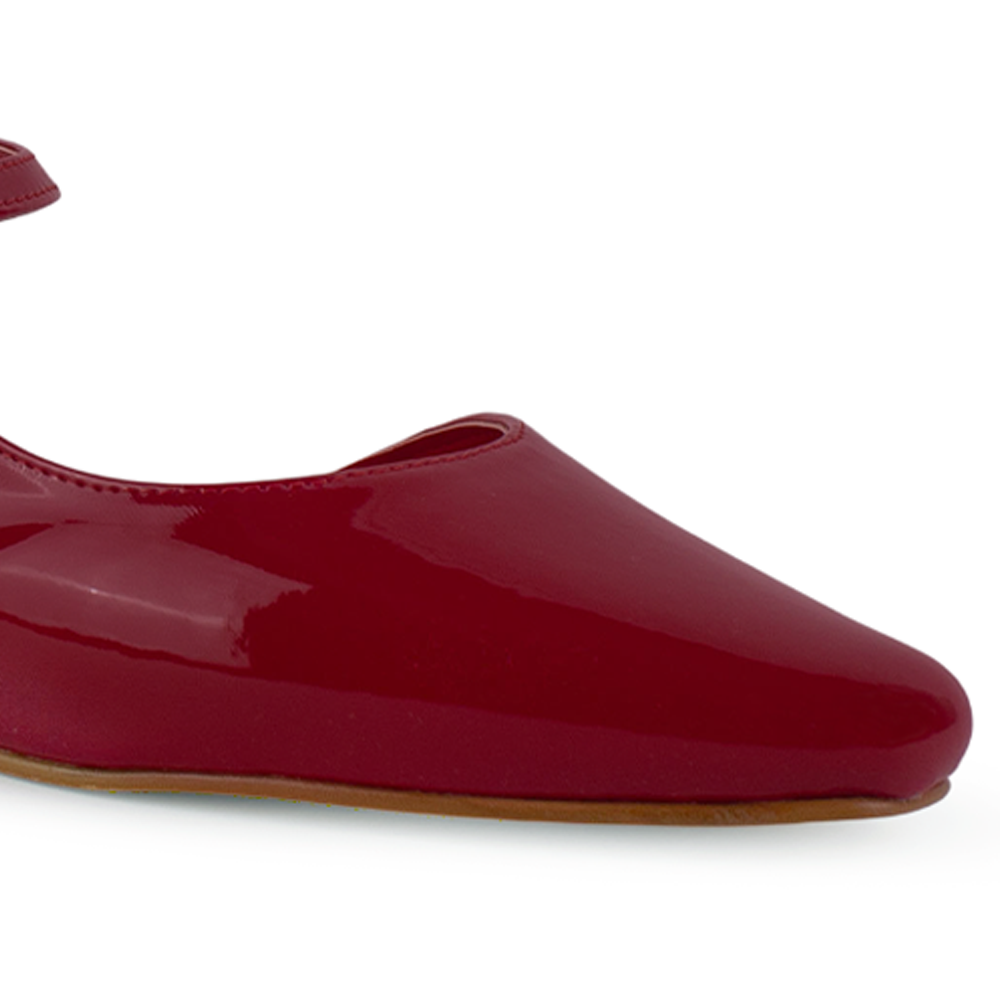 Vista a detalle de zapatilla destalonada para mujer con punta cerrada tacón bajo de 4cm en color rojo