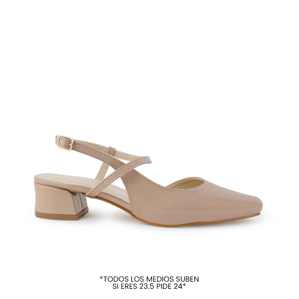 Vista lateral de zapatilla nude destalonada para mujer con punta cerrada pulsera ajustable y tacón bajo de 4cm