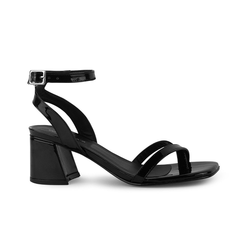 Vista lateral de zapatilla negra de charol para dama con tiras delgadas y tacón medio 7 cm 