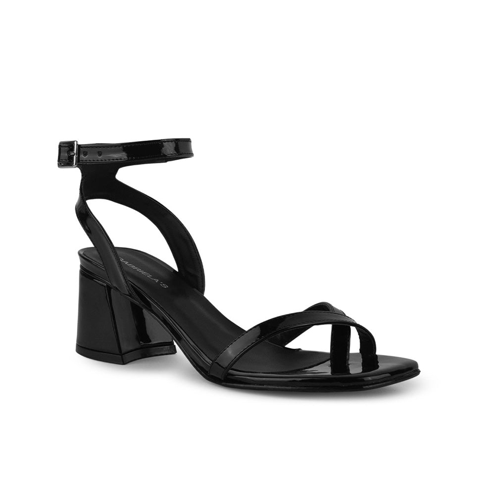 Vista diagonal de la zapatilla negra con tacón medio 7 cm y detalle de tiras delgadas 