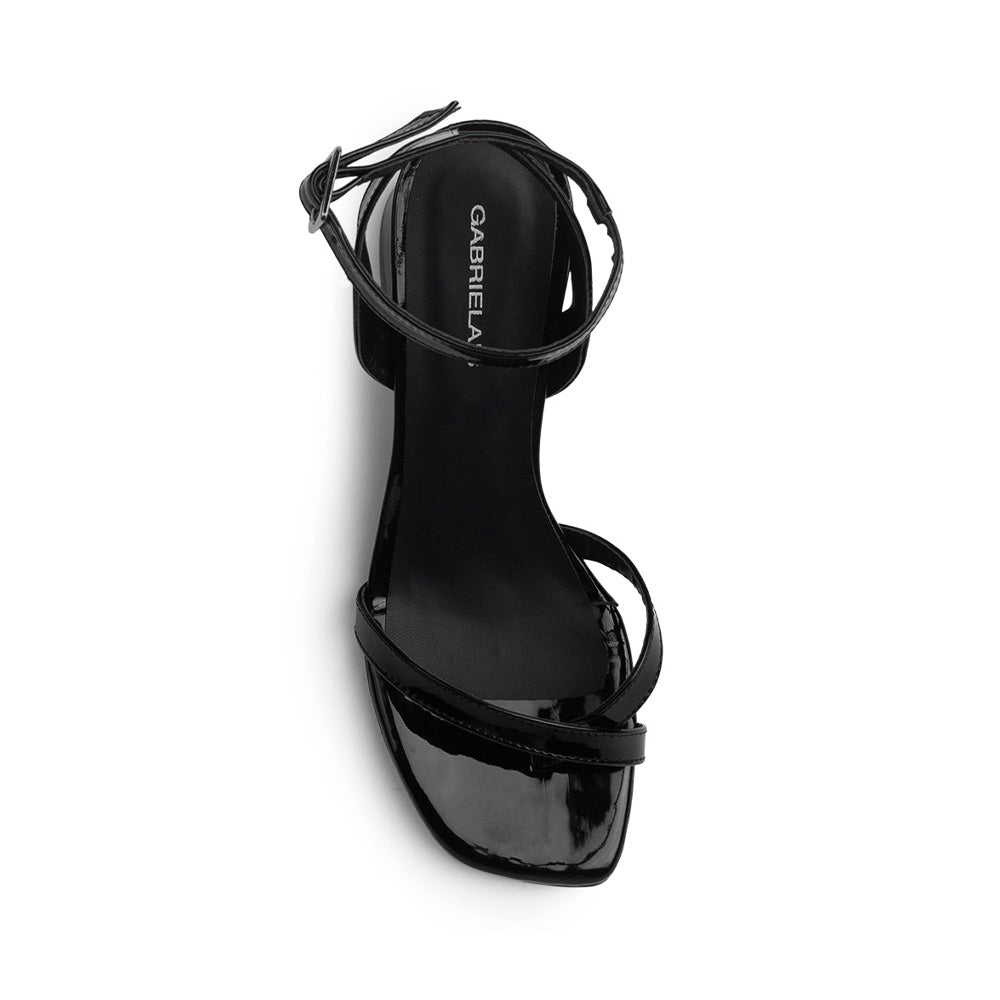 Vista superior de zapatilla negra para dama con detalle en tiras delgadas y tacón medio 7 cm para dama 
