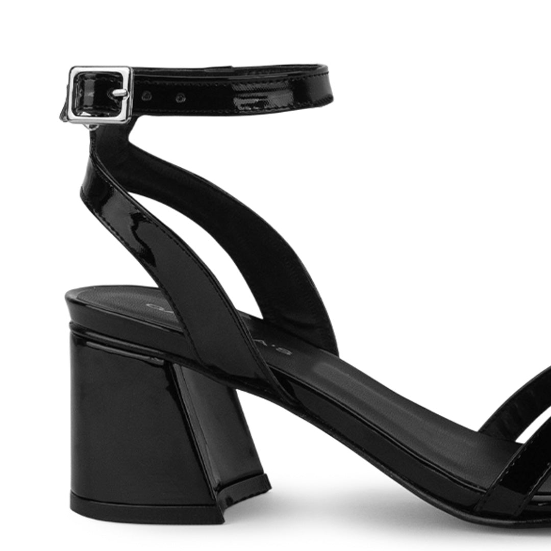 Vista trasera del tacón medio 7cm en la zapatilla negra para dama con detalle en tiras delgadas