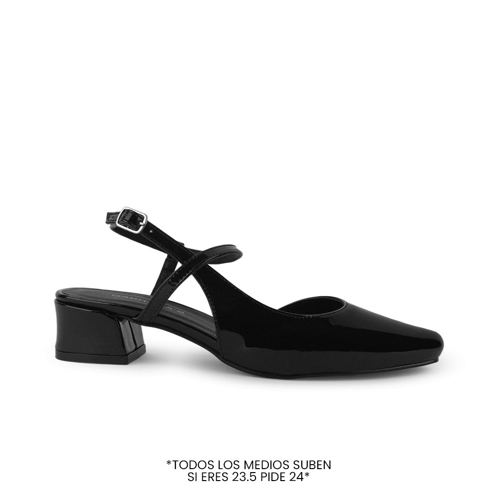 Vista lateral de zapatilla negra destalonada para mujer con punta cerrada pulsera ajustable y tacón bajo de 4cm