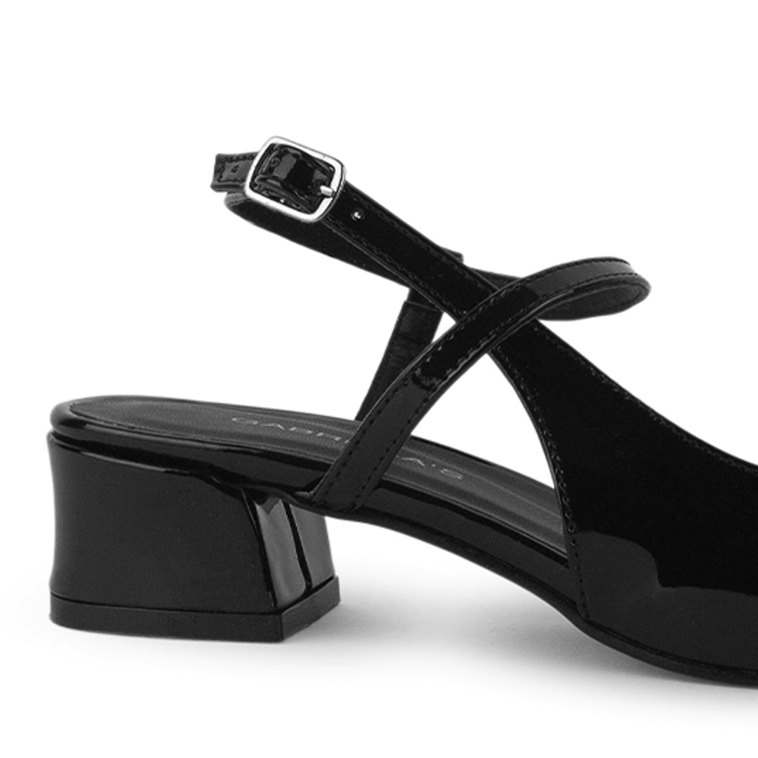Vista trasera de tacón bajo cuadrado de 4cm en zapatilla negra destalonada para mujer con pulsera ajustable 
