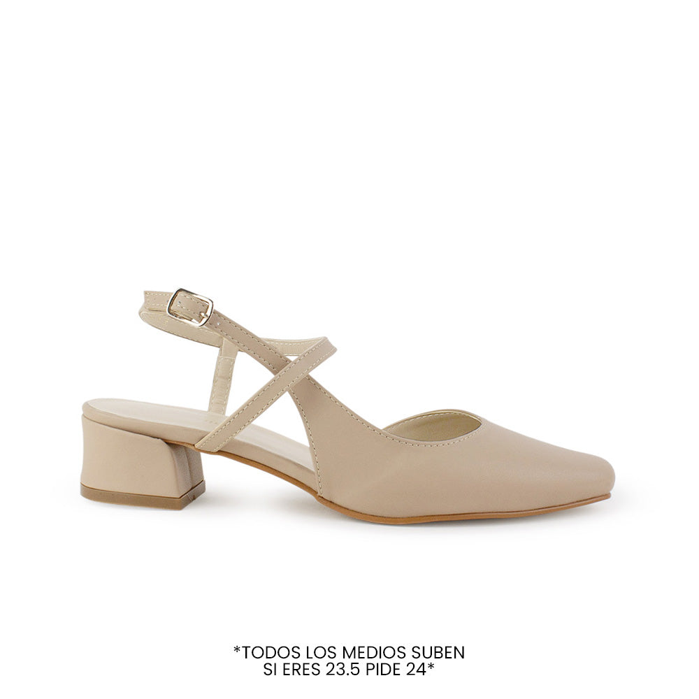 Vista lateral de zapatilla nude destalonada para mujer con punta cerrada pulsera ajustable y tacón bajo de 4cm