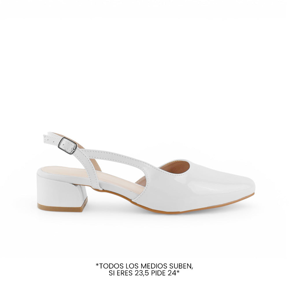 Vista lateral de zapatilla blanca destalonada para mujer con punta cerrada pulsera ajustable y tacón cuadrado bajo de 5cm 