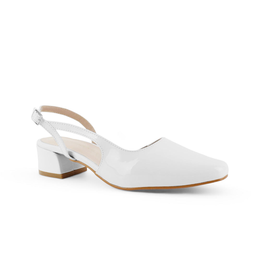 Vista diagonal de zapatilla blanca para mujer con pulsera ajustable punta cerrada y tacón bajo de 5cm de diseño destalonado