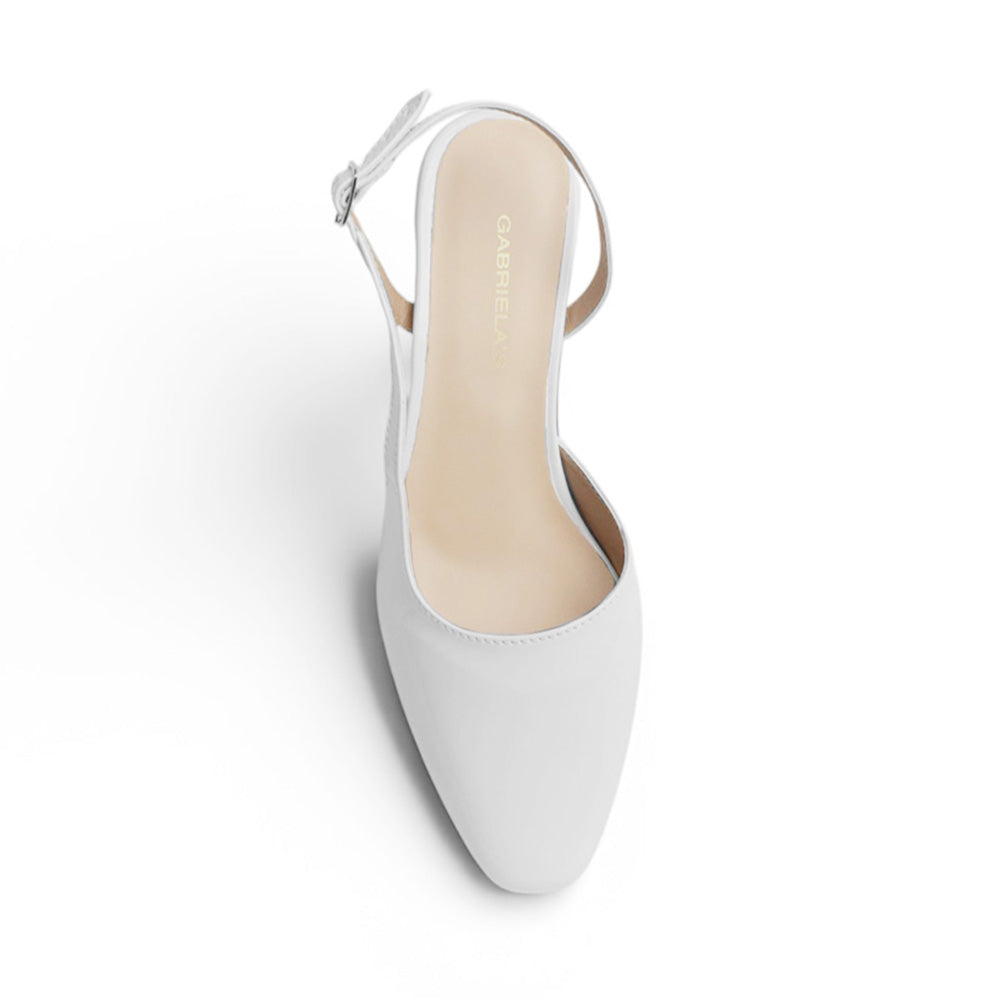 vista superior de zapatilla blanca destalonada para mujer con punta cerrada y correa ajustable 