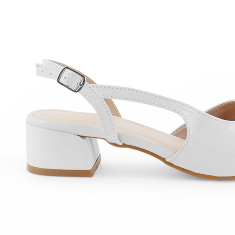 Vista trasera de tacón bajo cuadrado de 5cm en zapatilla blanca para mujer con punta cerrada y pulsera ajustable