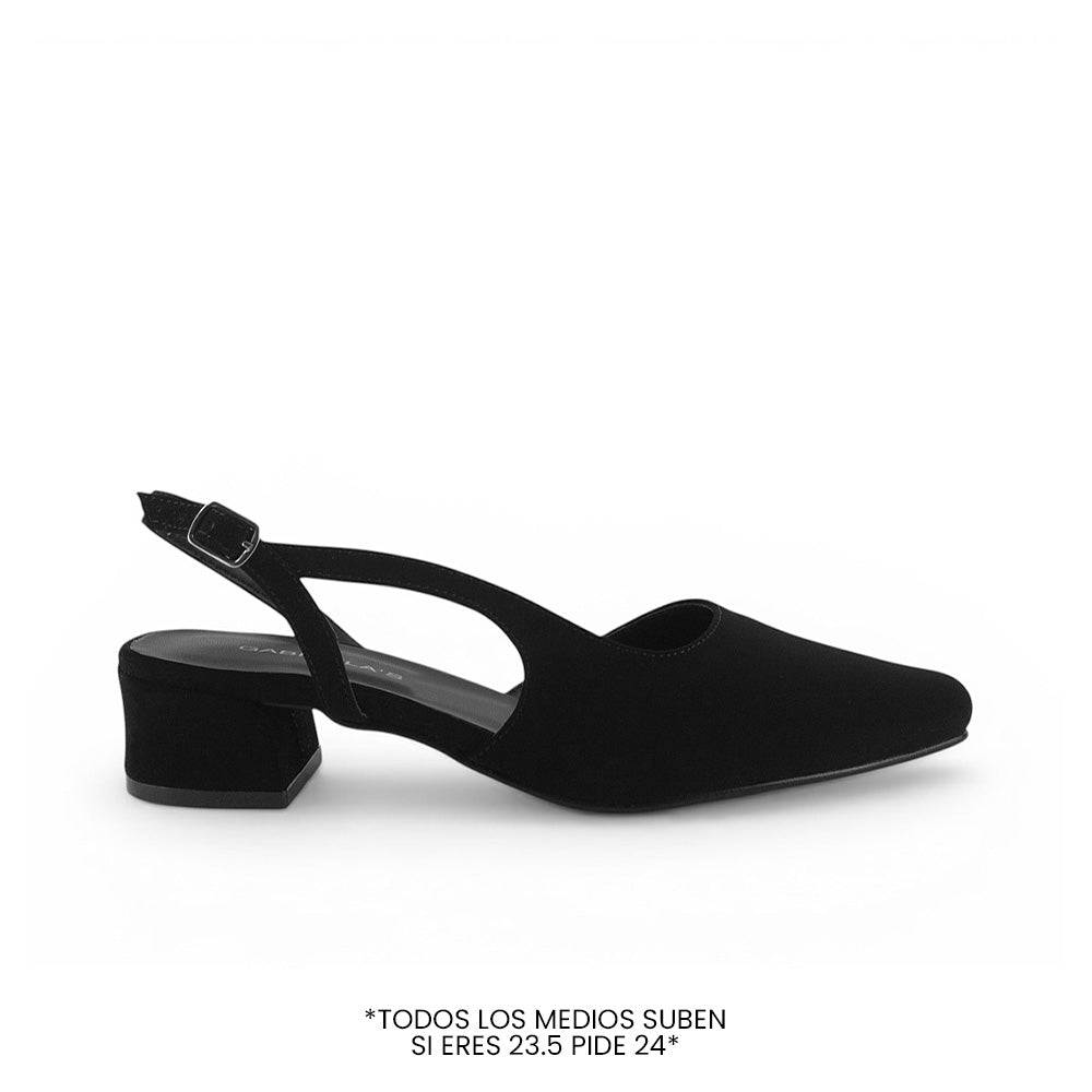 Vista lateral de zapatilla negra destalonada para mujer con punta cerrada pulsera ajustable y tacón cuadrado bajo de 5cm 