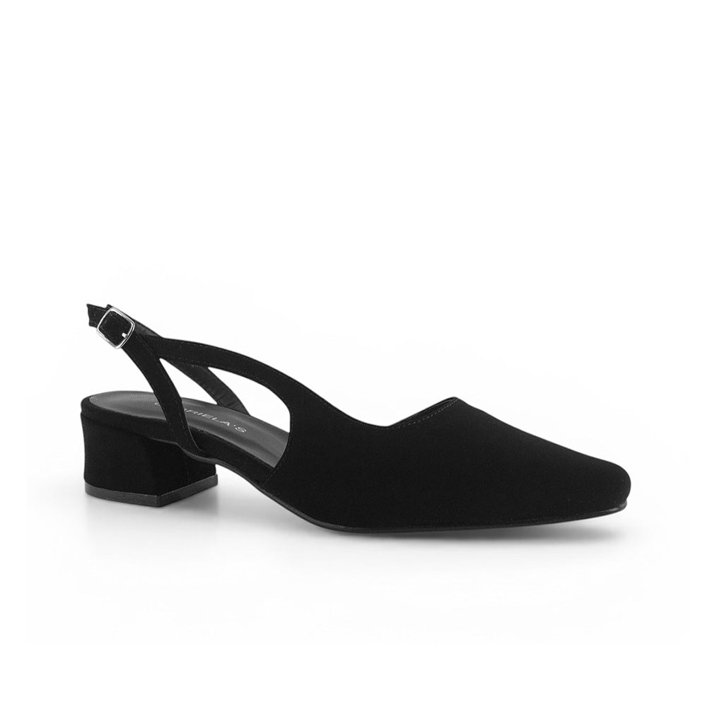 Vista diagonal de zapatilla negra para mujer con pulsera ajustable punta cerrada y tacón bajo de 5cm de diseño destalonado