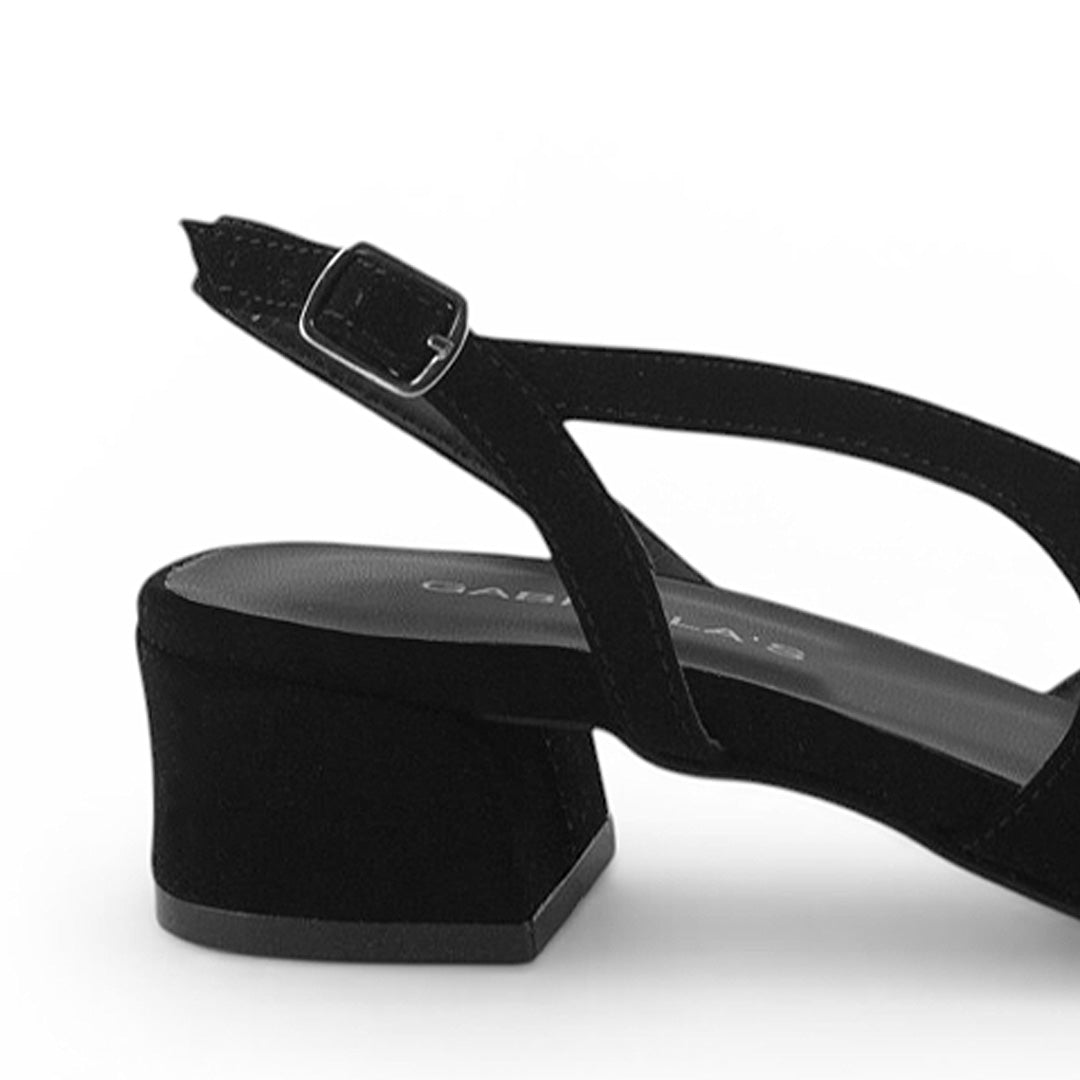 Vista trasera de tacón bajo cuadrado de 5cm en zapatilla negra para mujer con punta cerrada y pulsera ajustable
