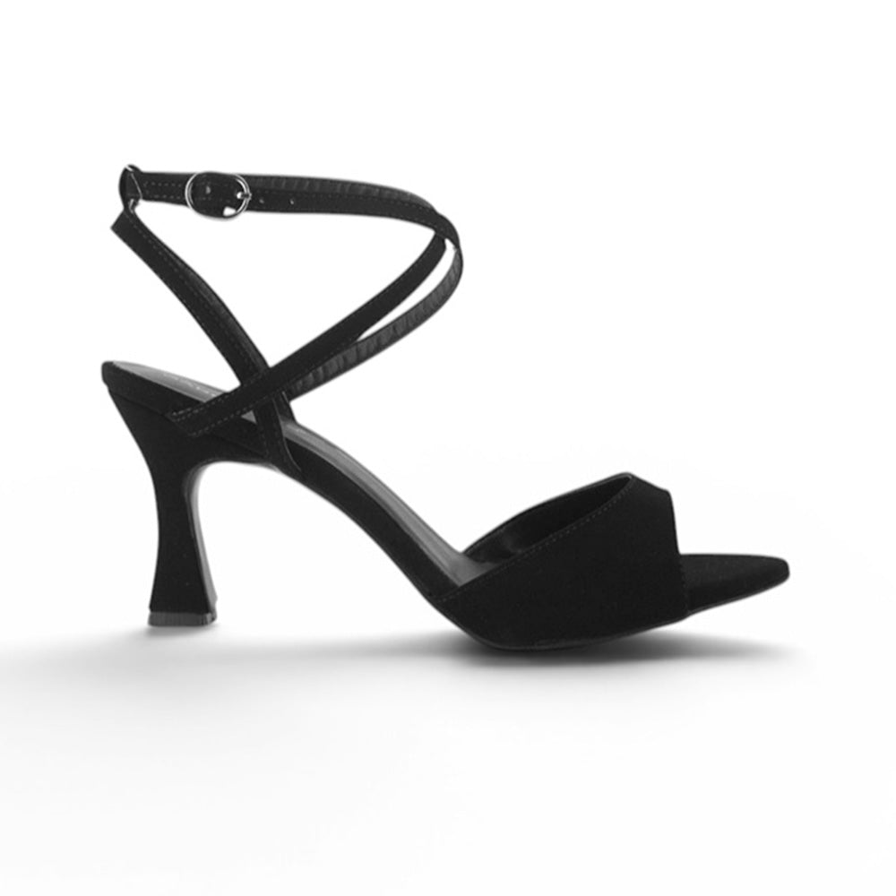 Vista lateral de zapatilla negra de punta fina abierta para mujer con tiras cruzadas al tobillo hebilla redonda y tacón medio de 8cm