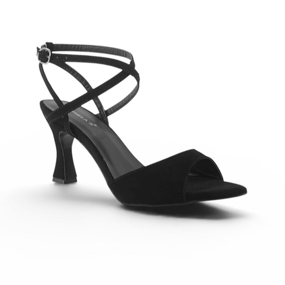 Vista diagonal de zapatilla negra para mujer con punta fina abierta tiras cruzadas al tobillo hebilla redonda y tacón de 8cm