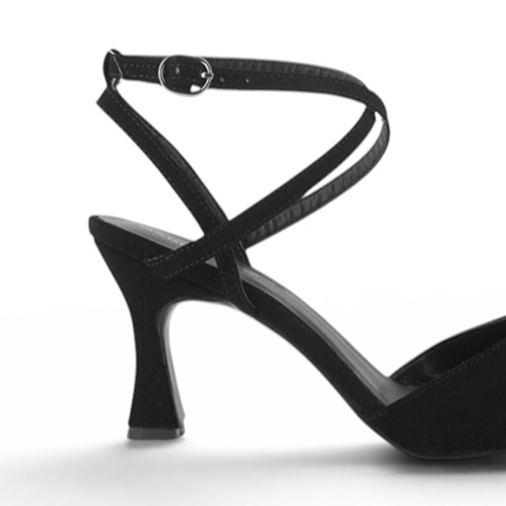 Vista trasera de tacón medio de 8cm en zapatilla negra de punta fina abierta para mujer con pulsera cruzada al tobillo 