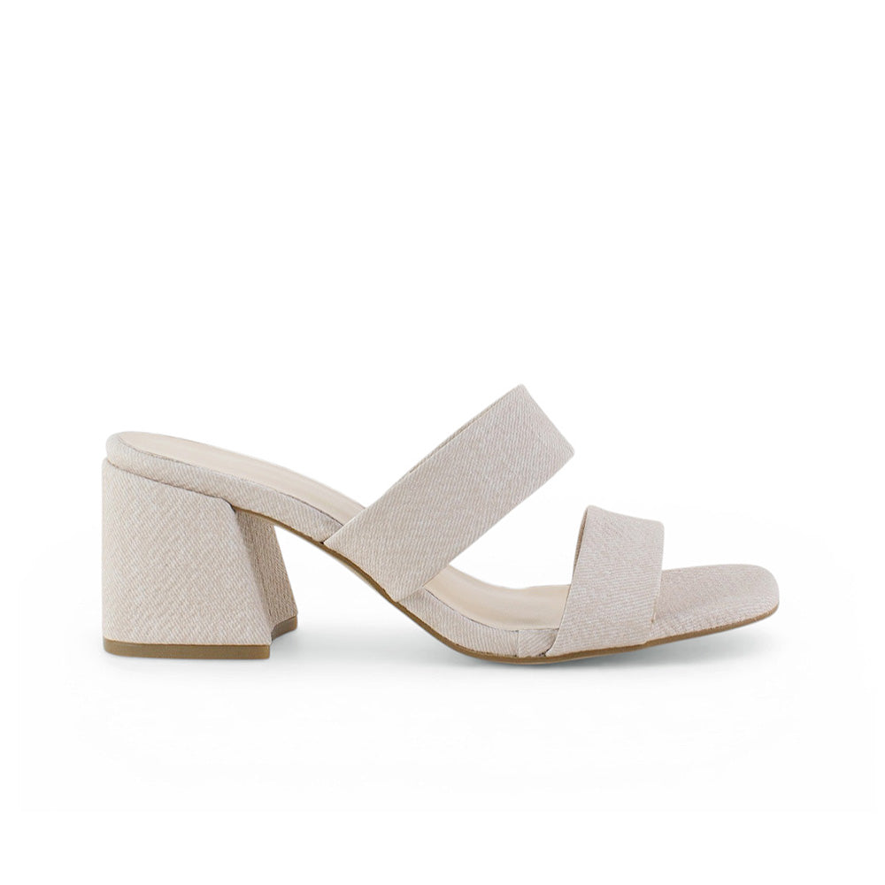 Vista lateral de zapatilla beige para mujer con doble tira ancha y tacón grueso de 7cm de diseño descubierto