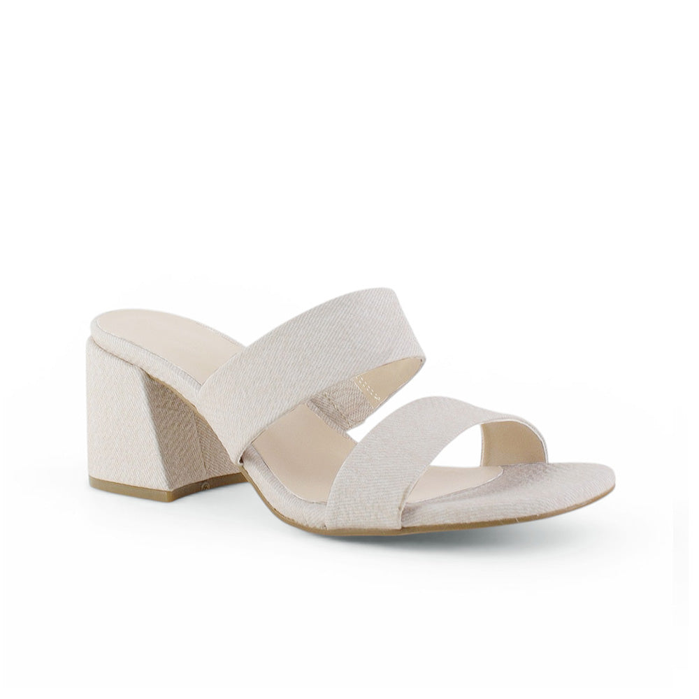 Vista diagonal de zapatilla beige para mujer con tacón grueso de 7cm y doble tira ancha 
