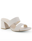 Vista diagonal de zapatilla beige para mujer con tacón grueso de 7cm y doble tira ancha 