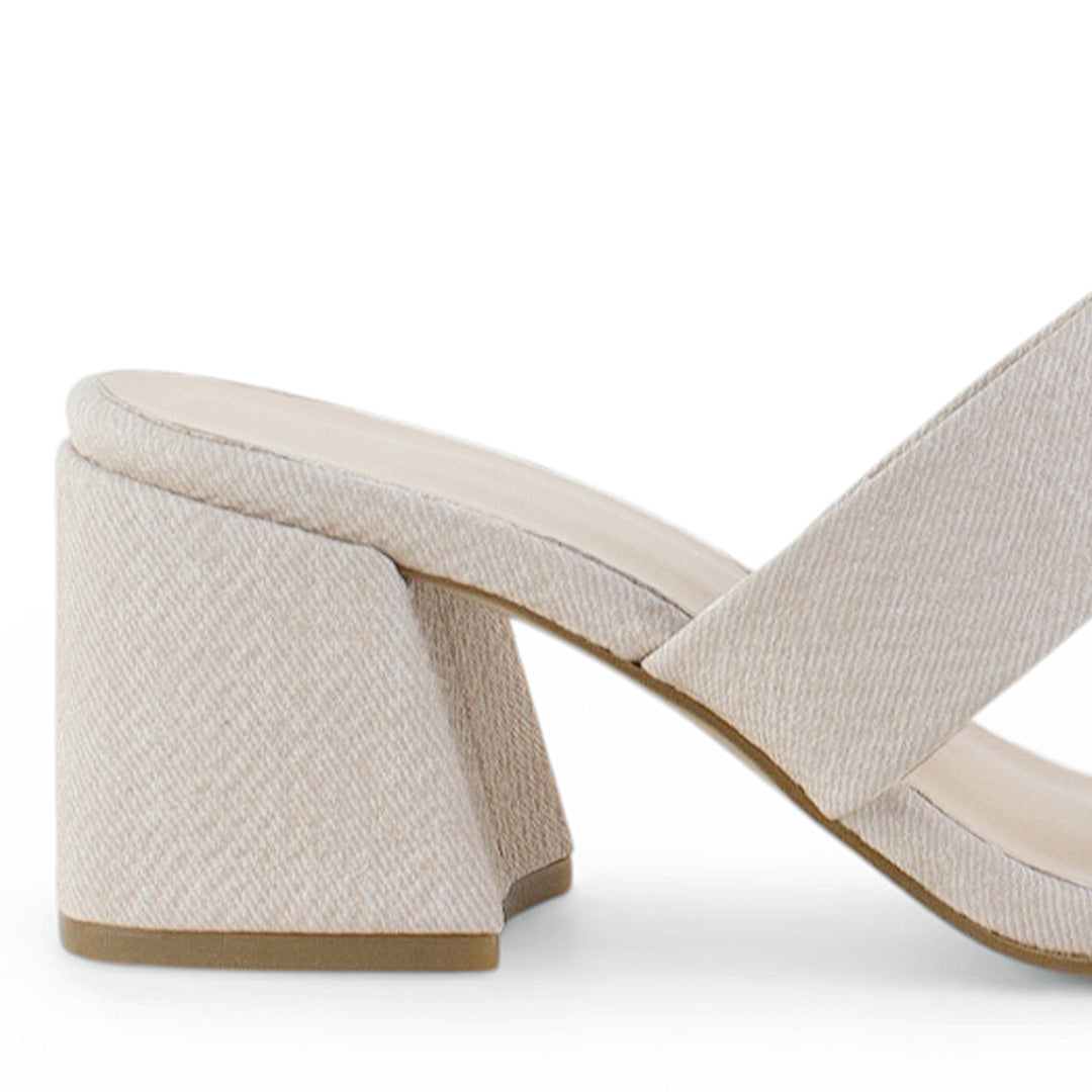 Vista trasera de tacón grueso de 7cm en zapatilla beige de diseño descubierto para mujer con doble tira ancha  en empeine 