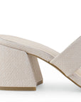 Vista trasera de tacón grueso de 7cm en zapatilla beige de diseño descubierto para mujer con doble tira ancha  en empeine 